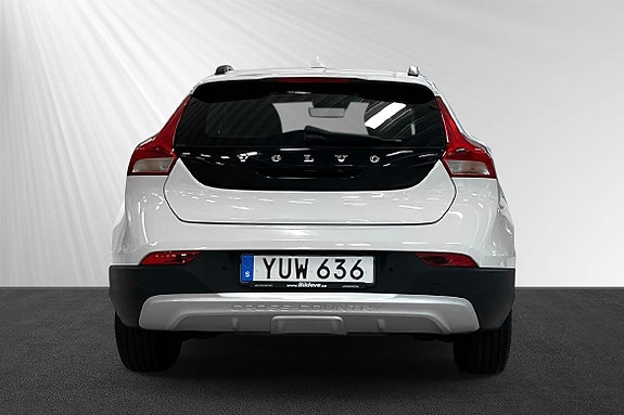 Volvo V40 Cross Country 2 of 6