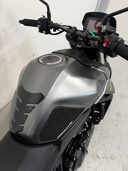Honda CB750 Hornet *quickshifter* 8 of 8