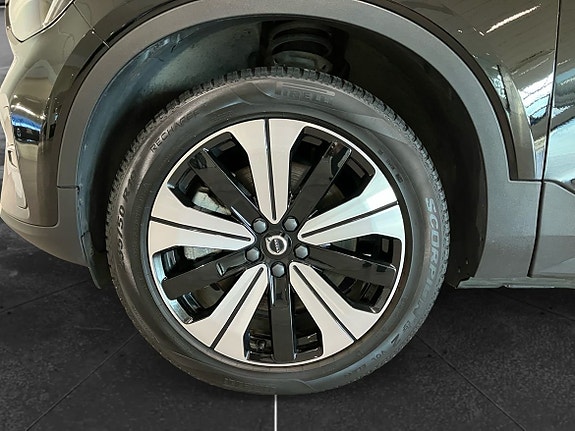 Volvo XC40 10 of 16