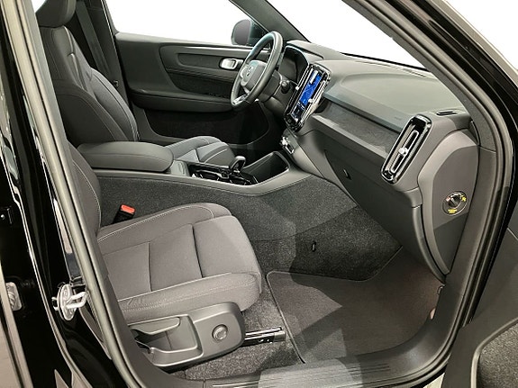 Volvo XC40 4 of 16