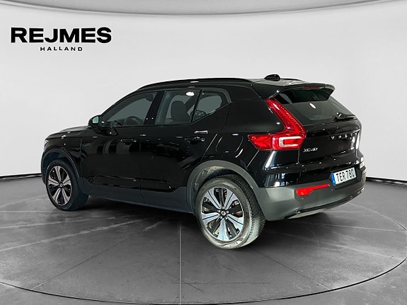 Volvo XC40 2 of 16