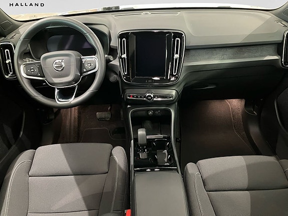Volvo XC40 13 of 16