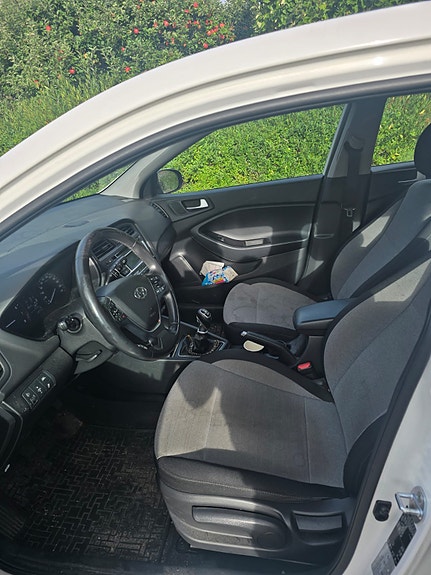Hyundai i20 3 of 6
