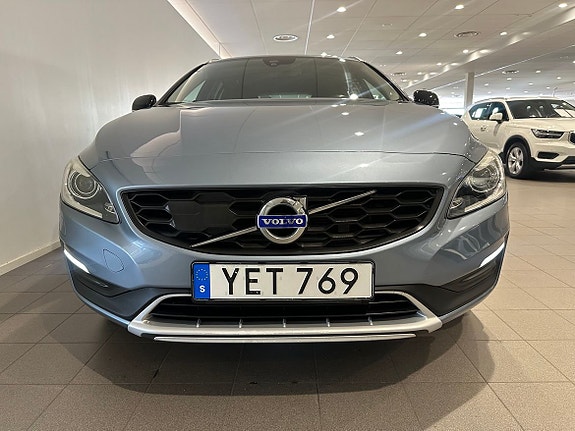 Volvo V60 Cross Country 2 of 13