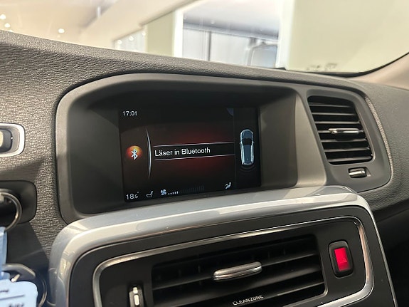 Volvo V60 Cross Country 11 of 13