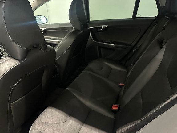 Volvo V60 Cross Country 7 of 13