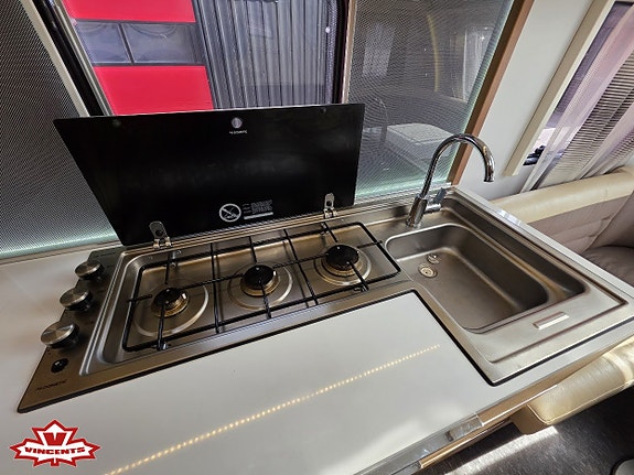 Adria ADORA 613 UT *Queenbed *Alde *El-golvvärme 5 of 19