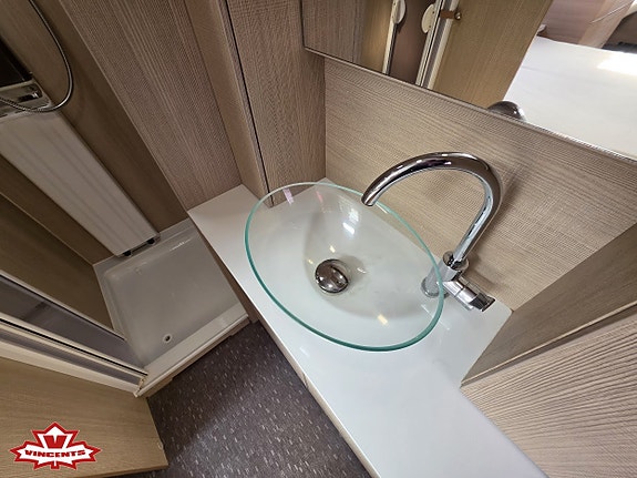 Adria ADORA 613 UT *Queenbed *Alde *El-golvvärme 15 of 19