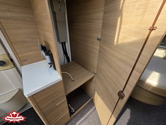 Adria ADORA 613 UT *Queenbed *Alde *El-golvvärme 13 of 19
