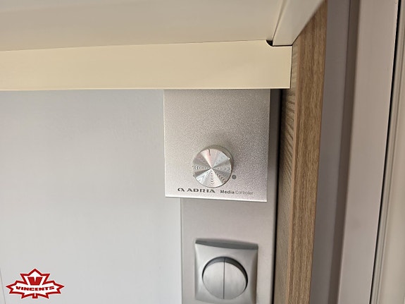 Adria ADORA 613 UT *Queenbed *Alde *El-golvvärme 12 of 19