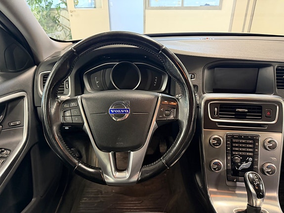 Volvo V60 8 of 16
