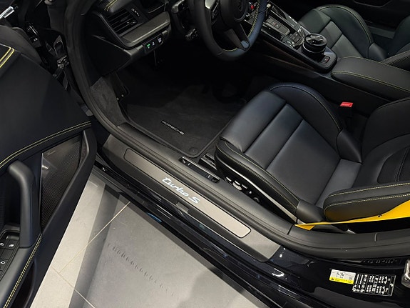 Porsche 911 Turbo S 13 of 24