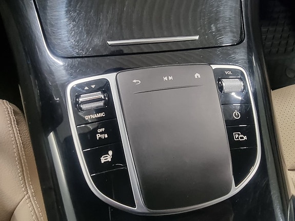 Mercedes-Benz EQC400 13 of 17