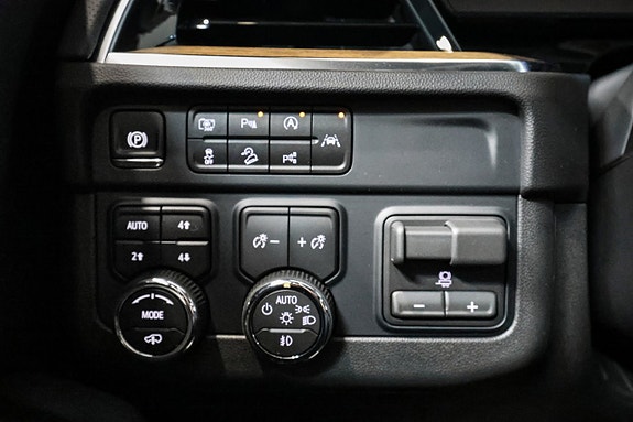 Chevrolet Suburban 29 of 30