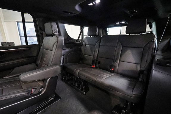 Chevrolet Suburban 21 of 30