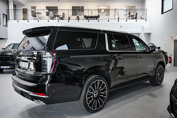 Chevrolet Suburban 5 of 30