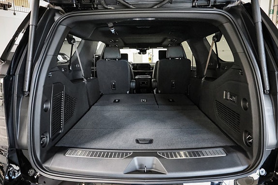 Chevrolet Suburban 8 of 30