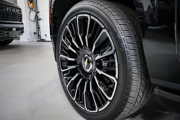 Chevrolet Suburban 12 of 30