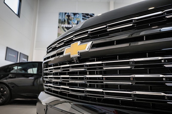 Chevrolet Suburban 9 of 30