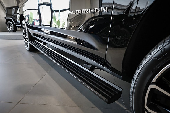 Chevrolet Suburban 11 of 30