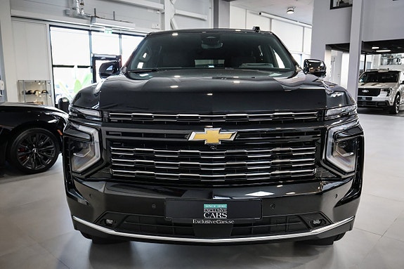Chevrolet Suburban 2 of 30