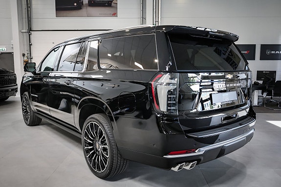 Chevrolet Suburban 4 of 30