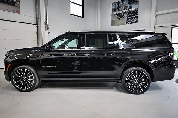 Chevrolet Suburban 3 of 30