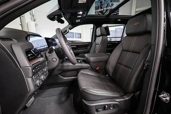 Chevrolet Suburban 18 of 30