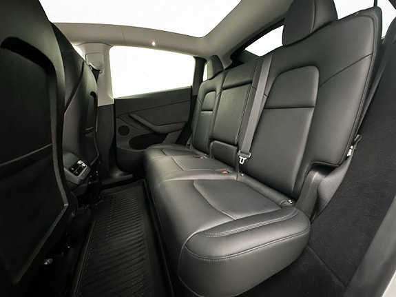 Tesla Model Y 15 of 28