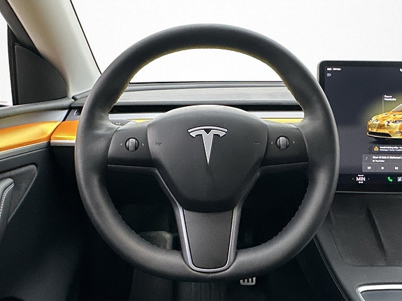 Tesla Model Y 12 of 28