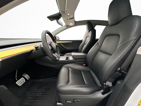 Tesla Model Y 10 of 28