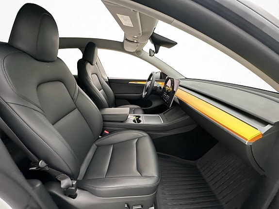Tesla Model Y 13 of 28