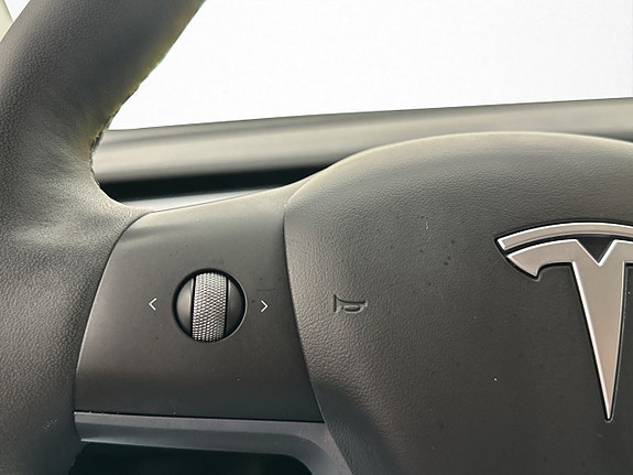 Tesla Model Y 17 of 28