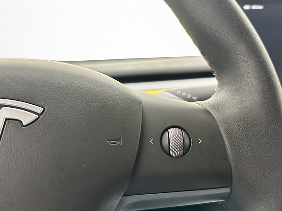 Tesla Model Y 18 of 28