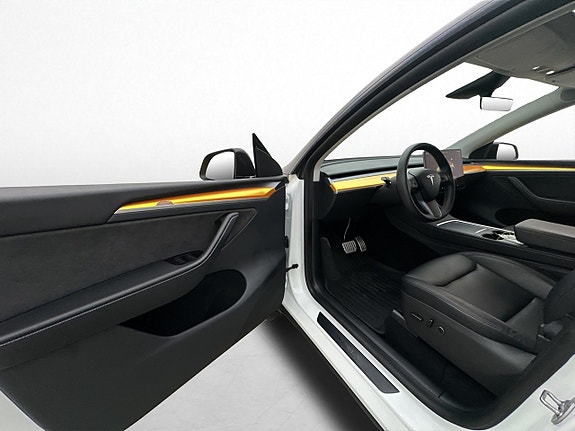 Tesla Model Y 9 of 28