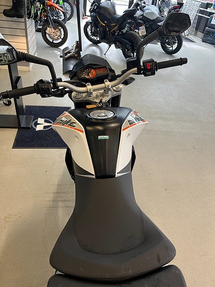 KTM 690 Duke White ABS 4 of 4