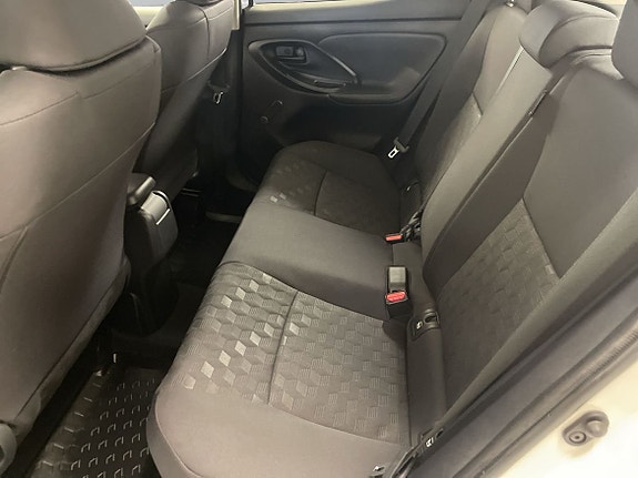 Toyota Yaris 7 of 16