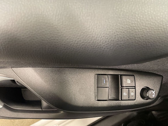Toyota Yaris 12 of 16