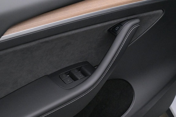 Tesla Model Y 10 of 27