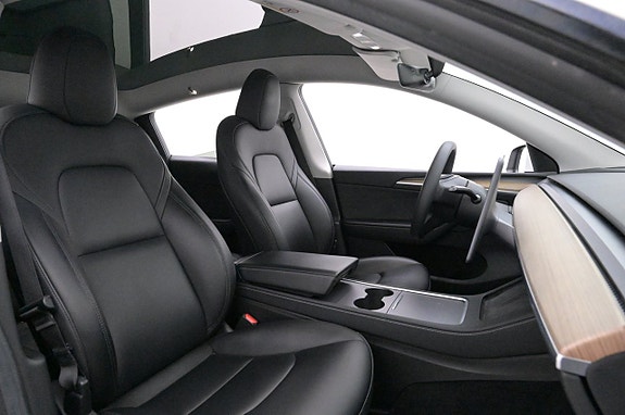 Tesla Model Y 12 of 27