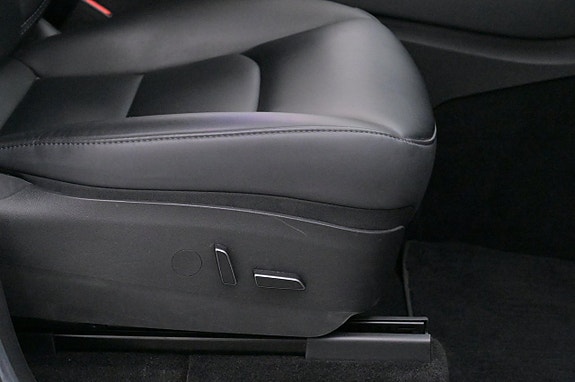 Tesla Model Y 13 of 27