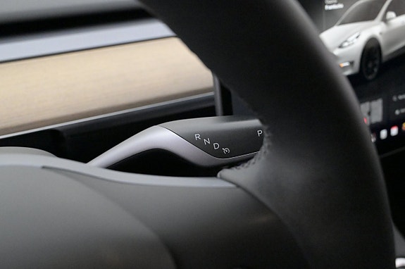 Tesla Model Y 8 of 27