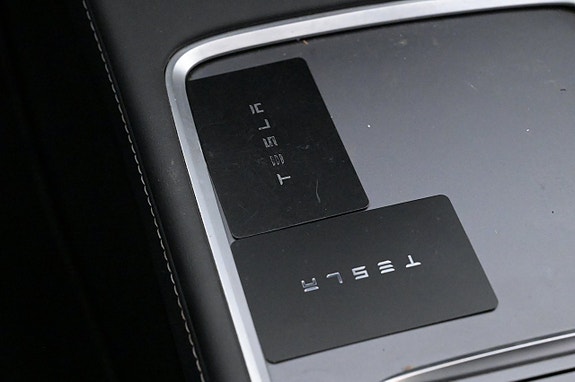 Tesla Model Y 24 of 27