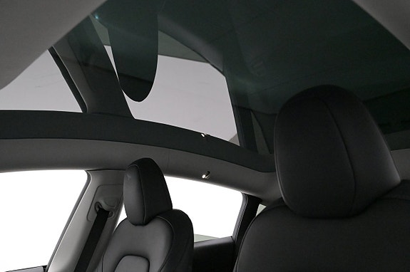 Tesla Model Y 25 of 27