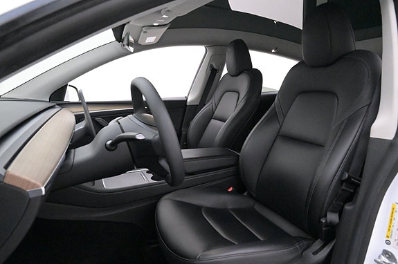 Tesla Model Y 9 of 27