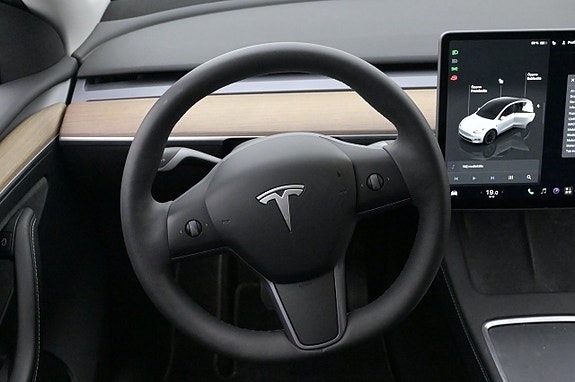 Tesla Model Y 7 of 27