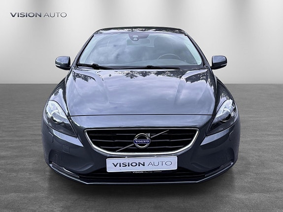 Volvo V40 2 of 24