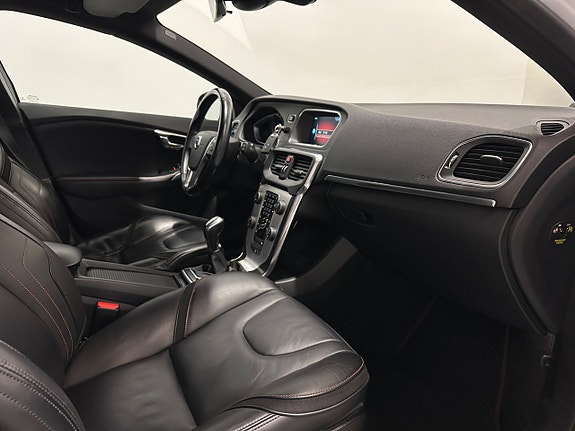 Volvo V40 11 of 26