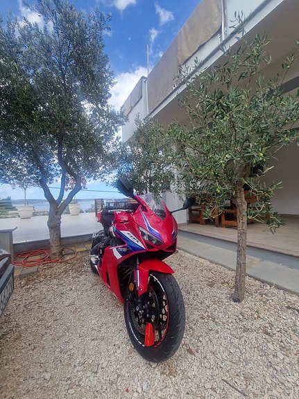 Honda CBR650R 2 of 5