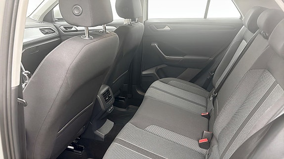 Volkswagen T-Roc 11 of 12